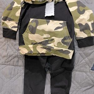 Camouflage black sweatsuit outfit